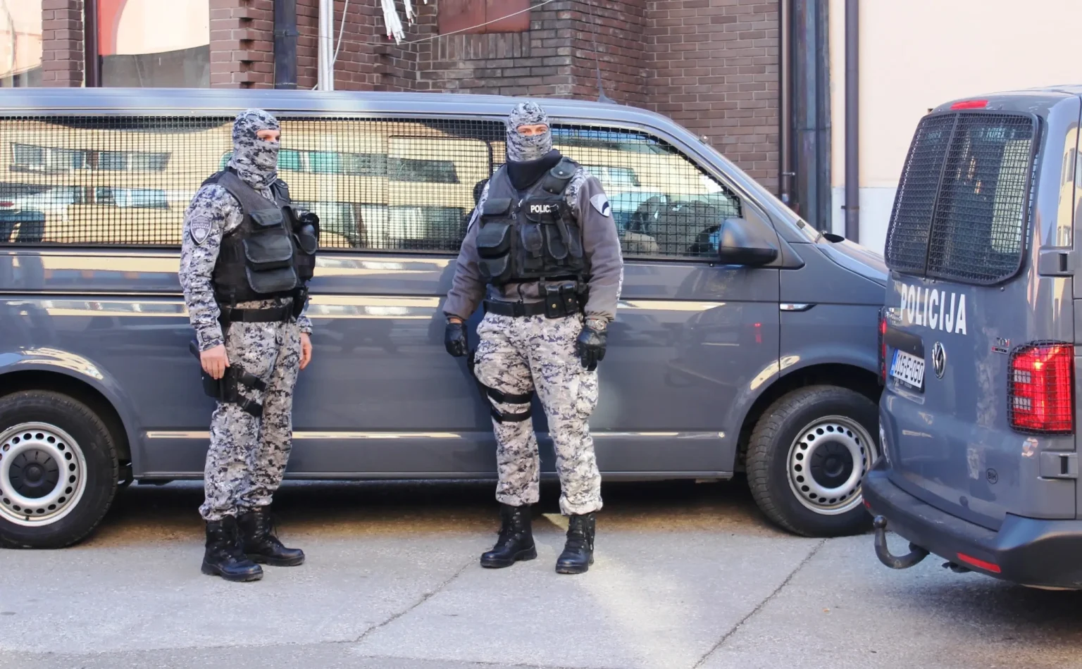 VELIKA POLICIJSKA AKCIJA U GRAČANICI: Pretresi na više lokacija zbog trgovine narkoticima